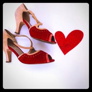 LESVENUES suede peep toe dual collar pumps. 🌹